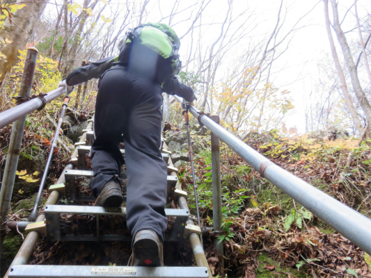 f:id:aohige0718:20181205225904j:plain 登山道を歩く登山者の様子