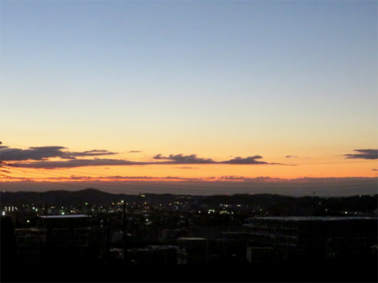 東の空が明るく
