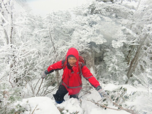 北横岳お鉢巡りの稜線と登山者