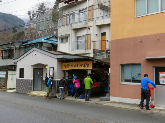 鴨沢バス停の左の建物がトイレ