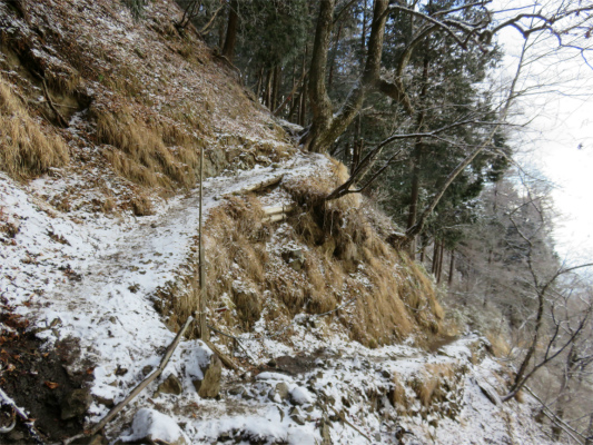 七ッ石小屋の水場で補給