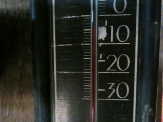 奥多摩小屋の内部の温度は－４度