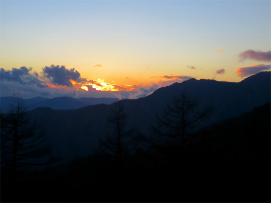 奥多摩小屋で夕日