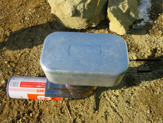 f:id:aohige0718:20190119220348j:plain メスティンの蓋をして火にかければ山飯調理は完了