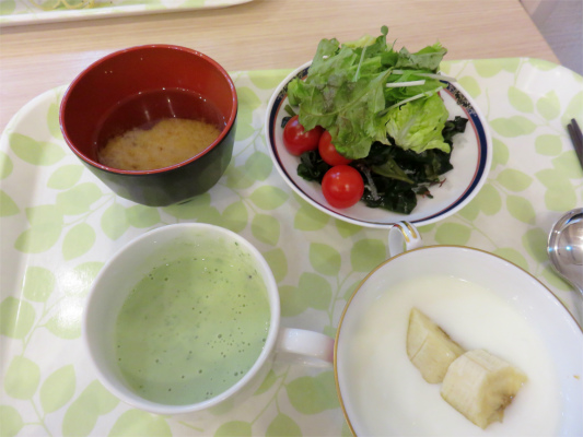 ホテルの朝食スムージーヨーグルトバナナ