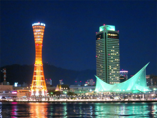 神戸ポートタワーと右手神戸海洋博物館夜景