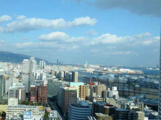 神戸市役所の展望ロビー約１００ｍの高さ