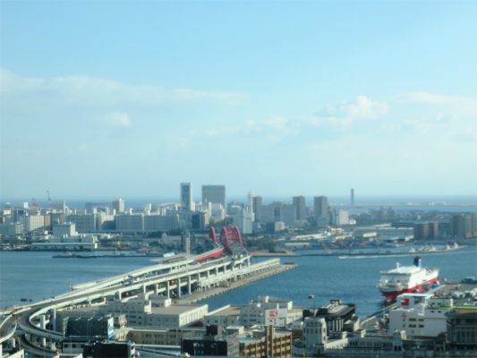 神戸市役所展望ロビーから南側の景色神戸空港方面（ポートアイランド）