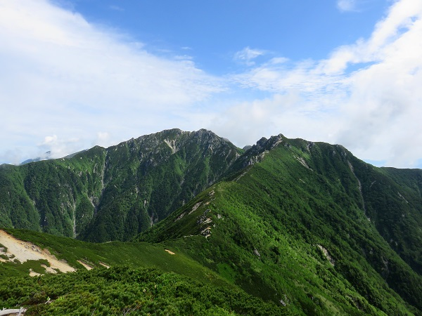仙涯嶺への稜線山頂と山頂と南駒ヶ岳