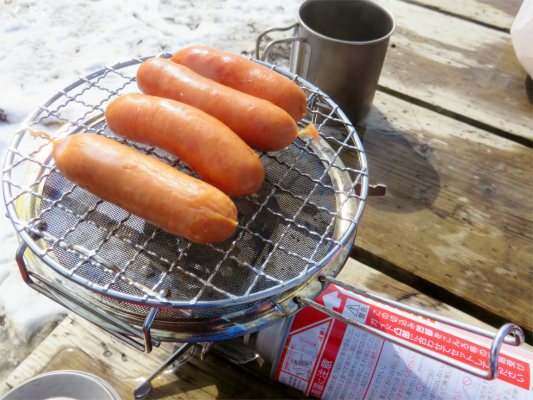 ウインナーを焼網にセット