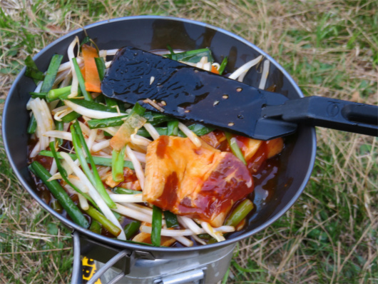 カット野菜を入れて焼肉を作る