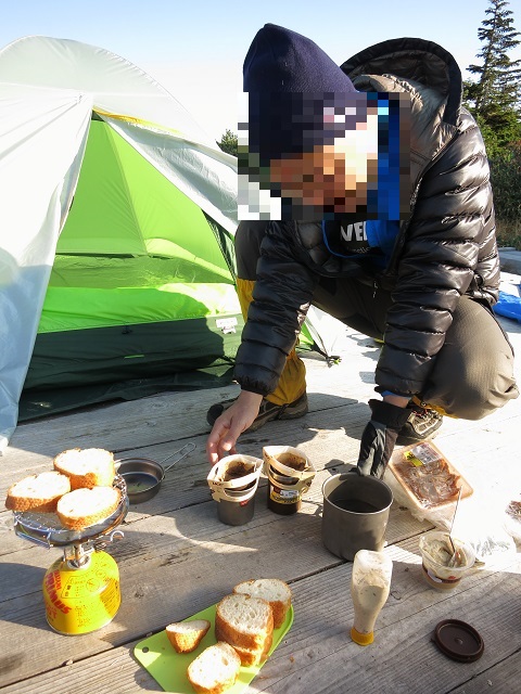 ミニロースターでパンをトースト