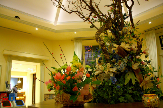 一色堂茶廊を彩る生け花