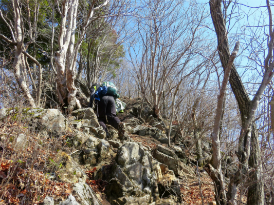米沢山の途中にある岩場