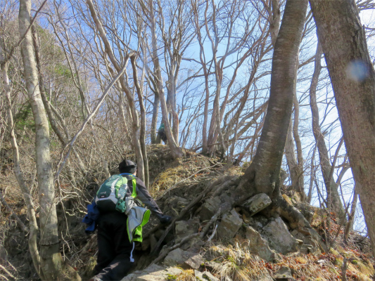 米沢山の山頂で相方の腰の調子が悪く