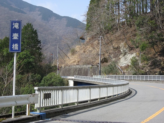 滝壺橋の近くにミツバ岳の登山口