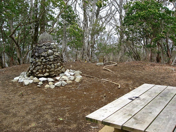 畦ヶ丸の山頂の様子