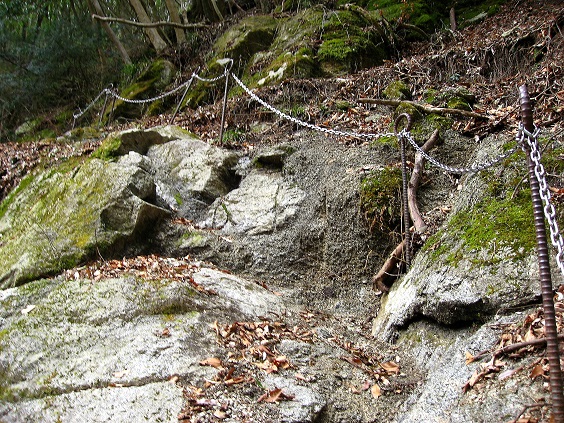 一軒屋避難小屋からも道が悪く