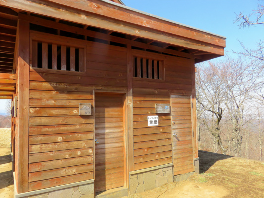 f:id:aohige0718:20190309195036j:plain 陣馬山の山頂付近にある公衆トイレ