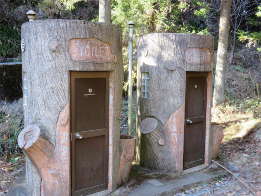 f:id:aohige0718:20190309195234j:plain 奈良子尾根の登山口付近トイレ