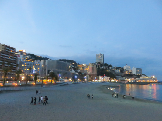 熱海サンビーチの夜景様子