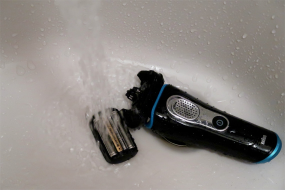 ブラウン電気シェーバーメンテナンスとお手入れの仕方！クリーニング液