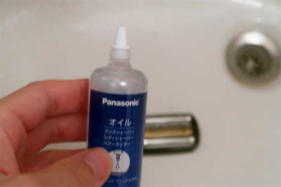 ブラウン電気シェーバーメンテナンスとお手入れの仕方 クリーニング液とオイルの使い方 自由気ままにアンザイレン