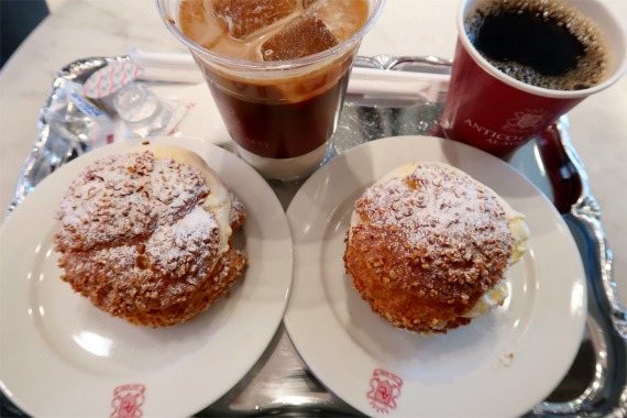 イートインコーナーのシュークリームとアイスカフェラテとホットコーヒー