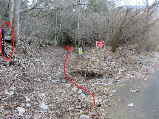 道志山塊縦走路の入口（二十六夜山登山口）