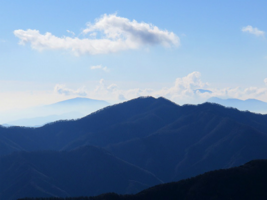 西丹沢の鉄砲木ノ頭方面道志山塊から見る丹沢山塊