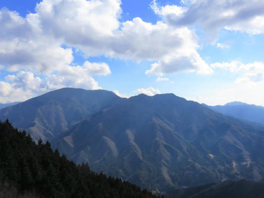 ウガバ岩から見る加入道山方面の景色