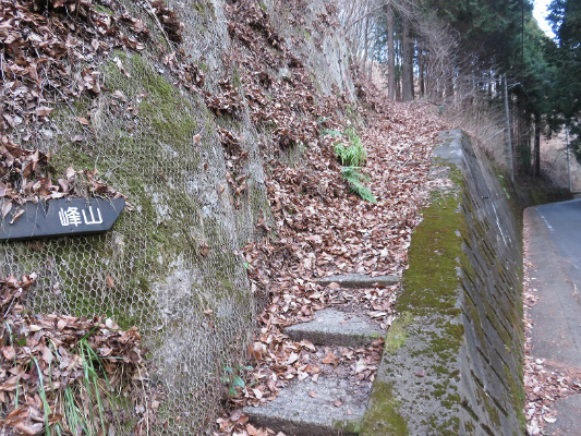 峰山への登り口