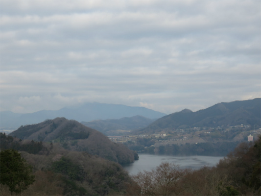 湖と山の景色