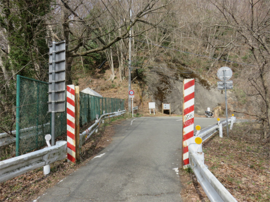 牧馬峠名物の幅員のポール狭い