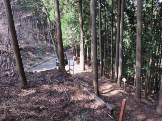 車が停まっている所が天神峠