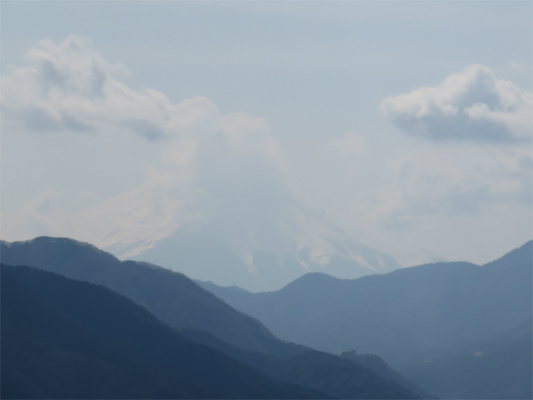 道志山塊から富士山