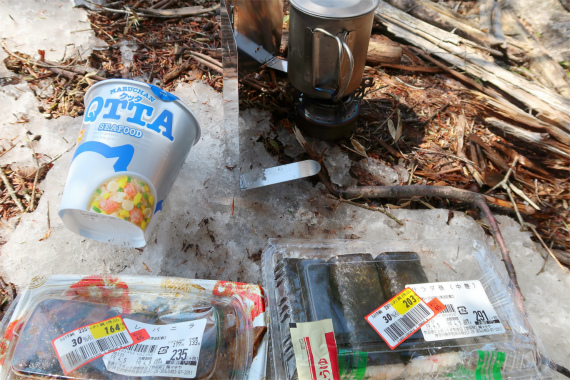 小金沢山で貧乏タイム（昼食）