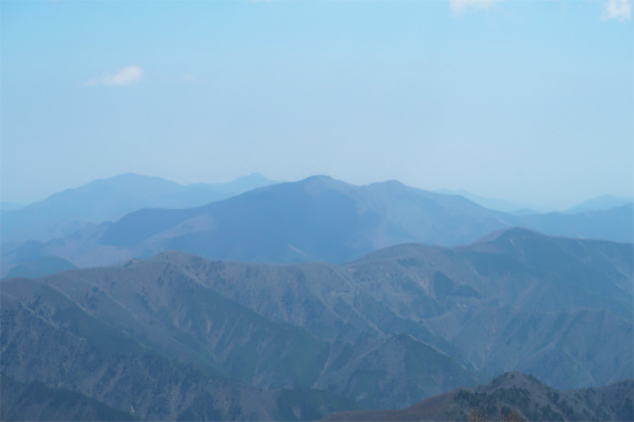 小金沢山の山頂からの奥多摩方面の景色
