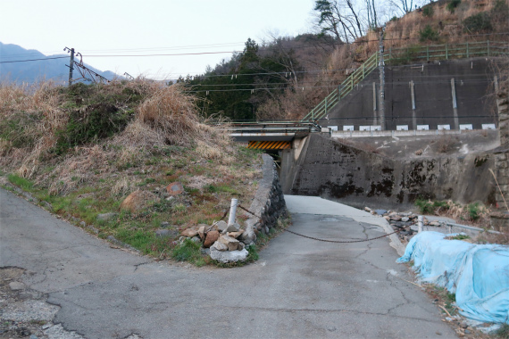 鎖でロックされている方向（真っ直ぐ）に滝子山登山口