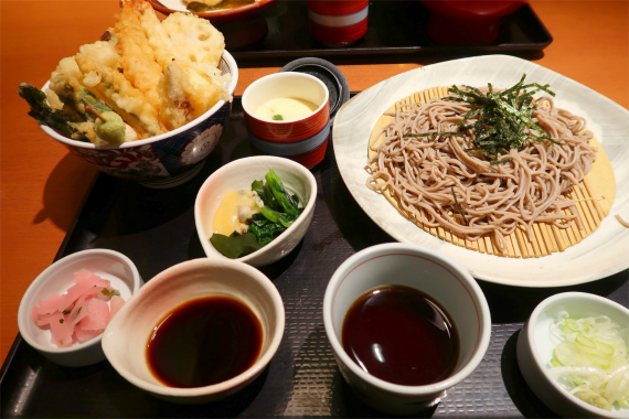 注文した和食さとの真鯛と春野菜の天丼御膳