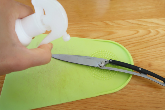 調理前キユーピーケイブランシュ両手と調理器具に噴きかけて５秒待つだけで除菌完了