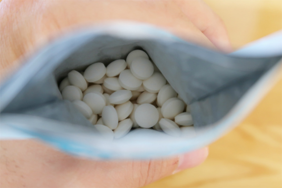 キユーピヒアルロン酸＆グルコサミンの実物白い粒無味無臭