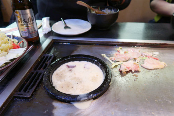 お好み焼きの調理と同時進行でたこ焼き作り