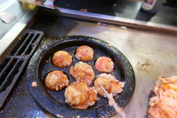 お好み焼き作りと同時進行中のたこ焼き作りほぼ完成