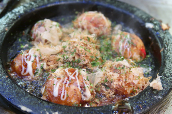 たこ焼きソースとかつお節、青のりをかけて完成