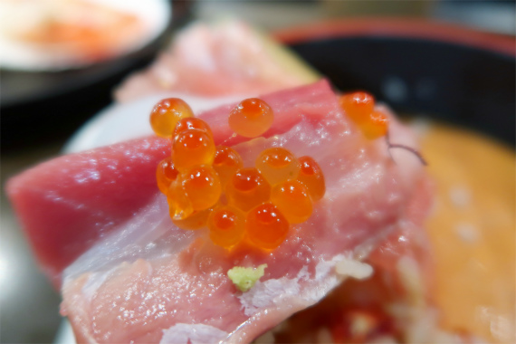 甘エビやカニも入っている豪華な海鮮丼