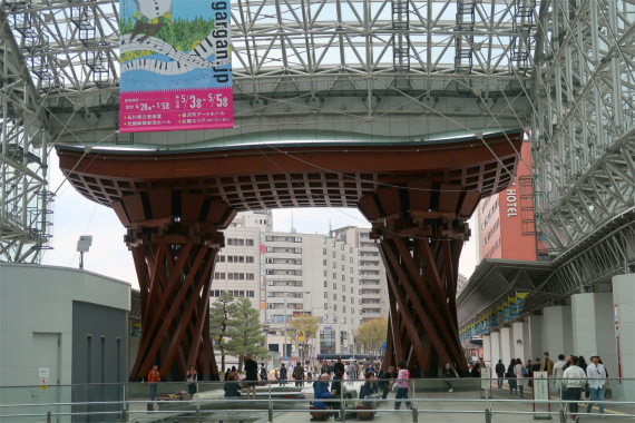 ＪＲ金沢駅にそびえる鼓門