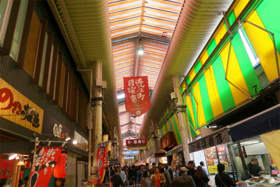 江町市場は凄い混雑で活気に溢れていた