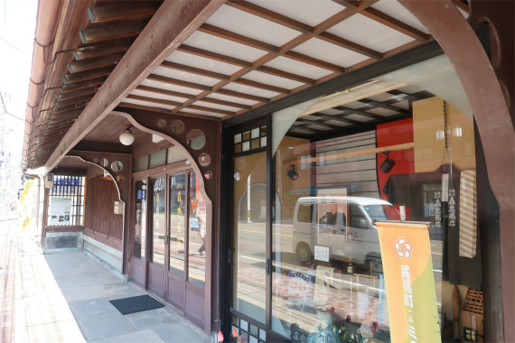 金沢の伝統工芸品などが売られている