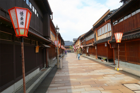 ひがし茶屋街着物のレンタルショップ付近
